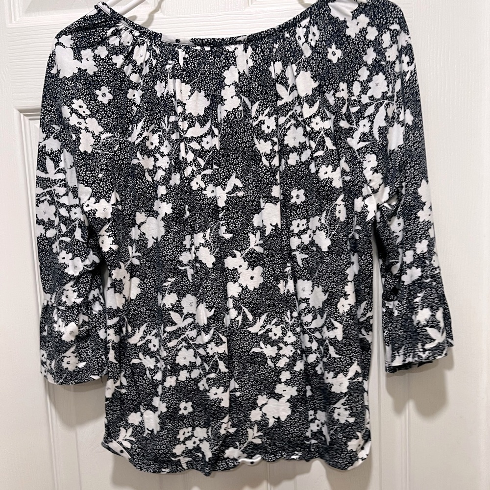 Michael Kors 3/4 length ruffle sleeve, flowy Navy and White floral top